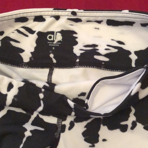 Alo Cropped Airbrush Legging in Black White Print Size Small - Picture 8 of 17